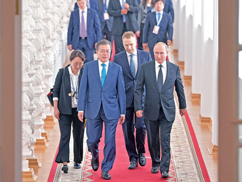 بوتين مستقبلاً مون في الكرملين أمس (أ ف ب)