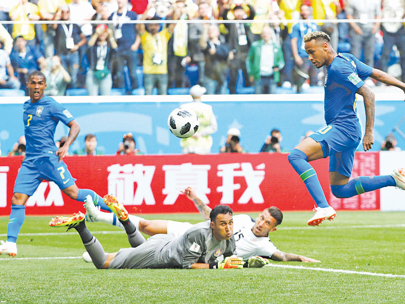 نيمار نجم المنتخب البرازيلي يحرز هدفه في مرمى كوستاريكا