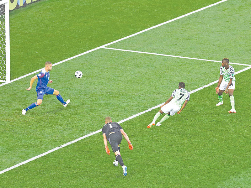 أحمد موسى نجم المنتخب النيجيري يحرز الهدف الثاني في مرمى ايسلندا