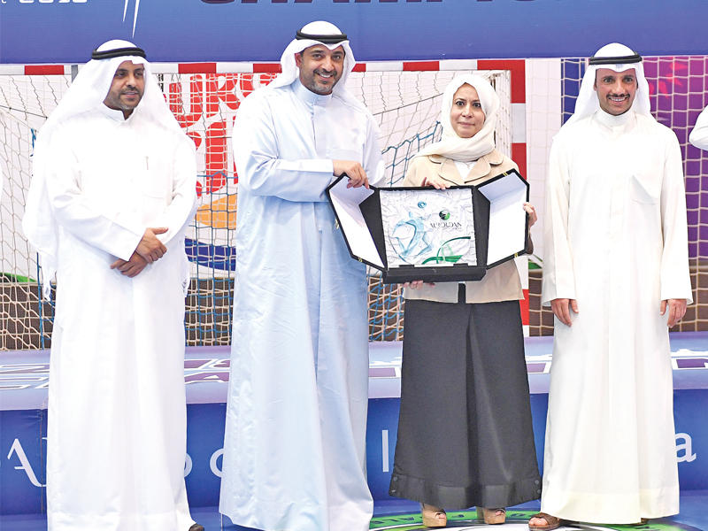 مرزوق الغانم ومحمد العبدالله ومحمد الجبري أثناء تكريم إيمان الروضان على رعاية «زين» لدورة الروضان