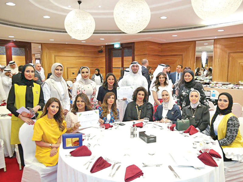 مجموعة من المكرمين