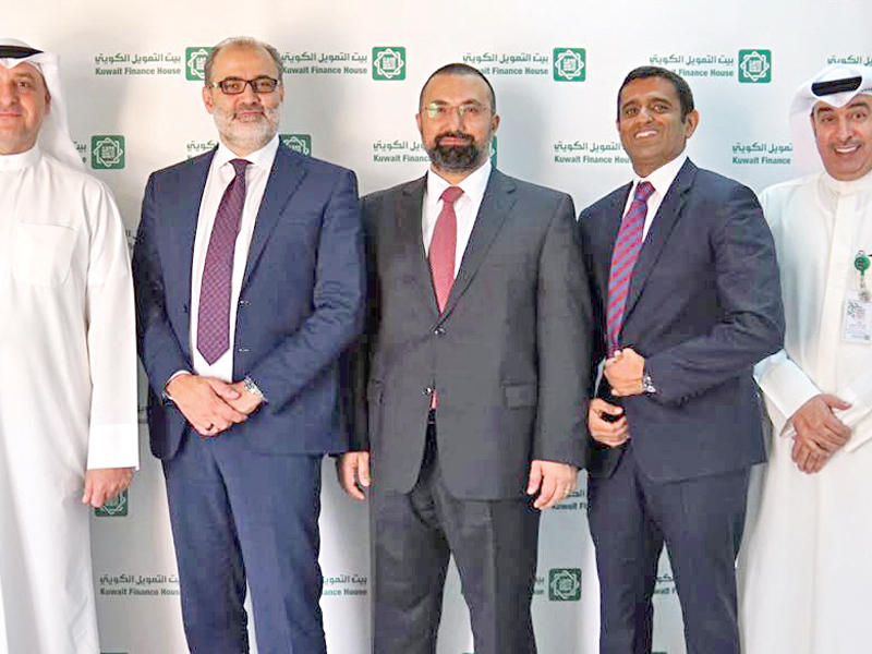 مندني متوسطاً مسؤولي «بيتك» و«فيزا»