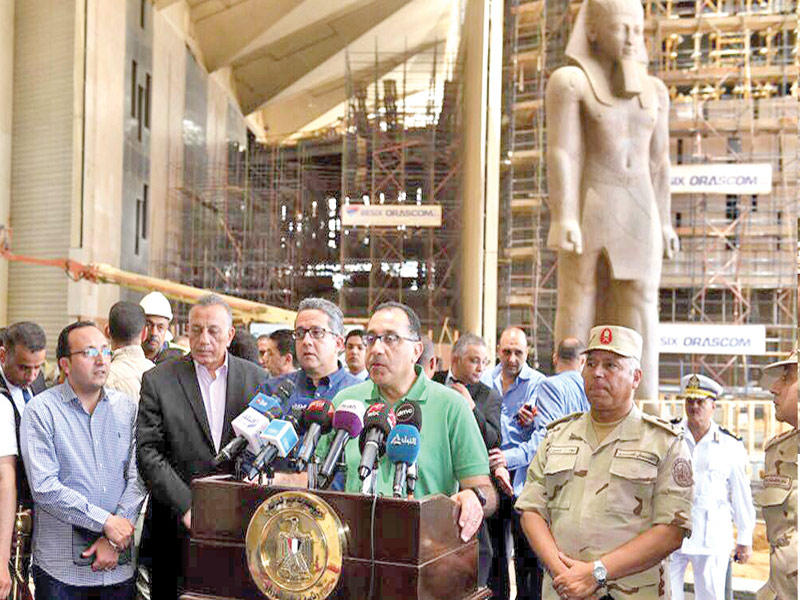 مدبولي خلال جولته في سفح الهرم