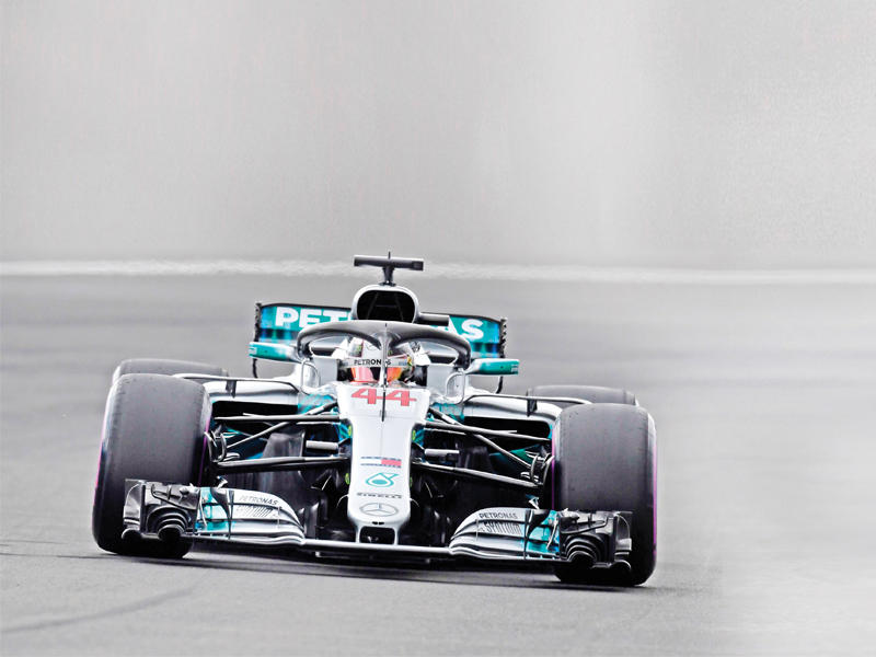  هاميلتون سائق مرسيدس خلال التجارب 