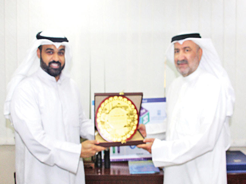 عادل السريع مكرماً المخترع حسين بومجداد