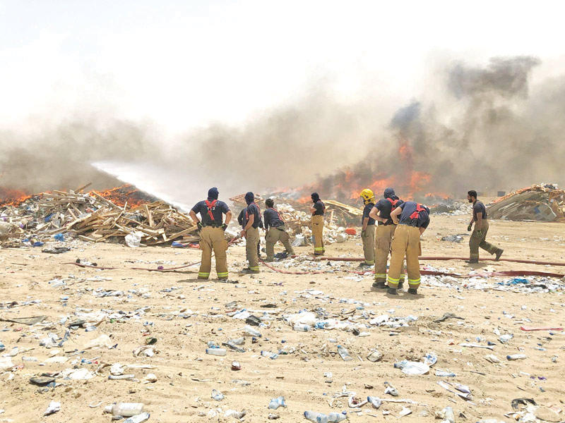 رجال الإطفاء خلال إخماد الحريق