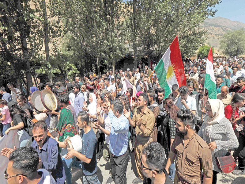 جانب من التظاهرات الكردية عند جبال قنديل ضد العمليات العسكرية في شمال العراق أمس الأول  (أ ف ب)