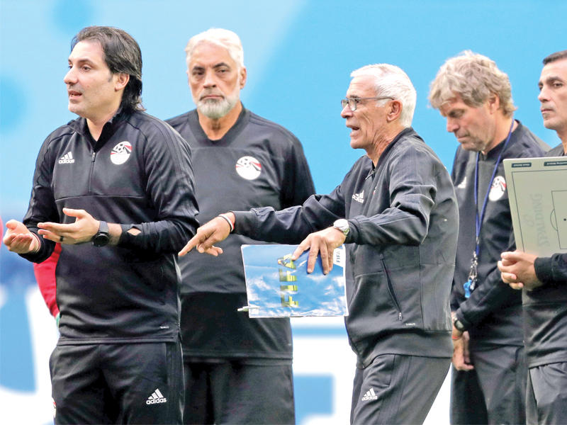 كوبر خلال تدريبات المنتخب المصري