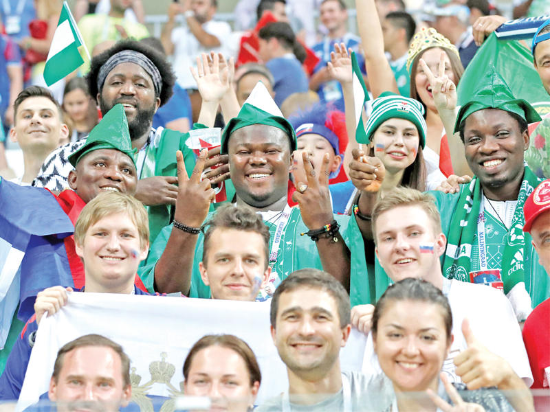 جانب من جماهير نيجيريا وآيسلندا