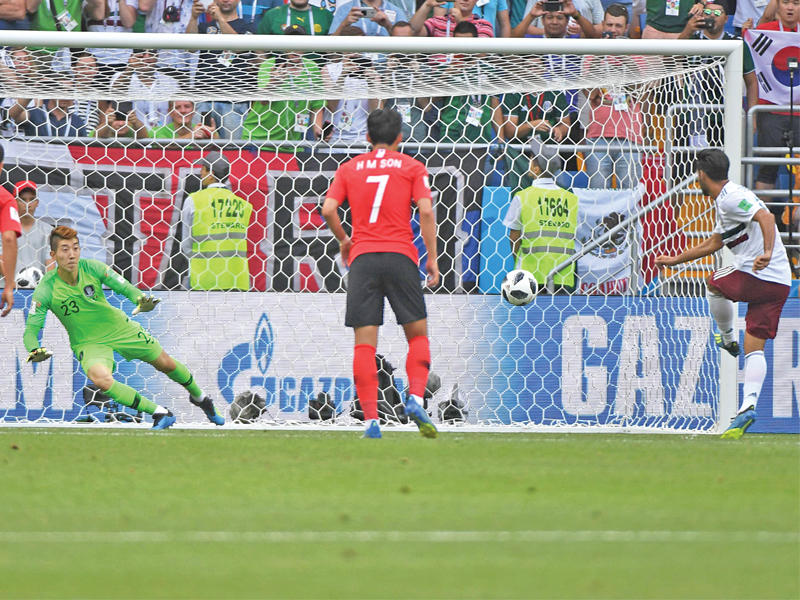  المكسيكي فيلا يسجل الهدف الأول من ركلة جزاء