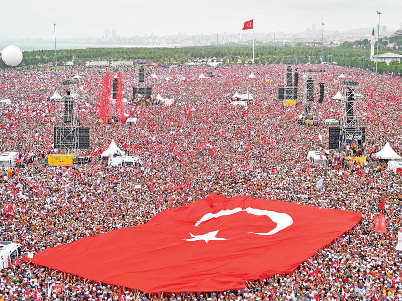 عشرات آلاف الأتراك في تجمع مؤيد لمنافس إردوغان مرشح حزب أتاتورك في إسطنبول أمس (رويترز)