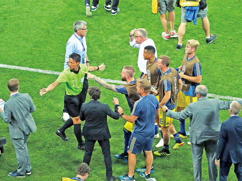 جانب من احتجاجات لاعبي السويد