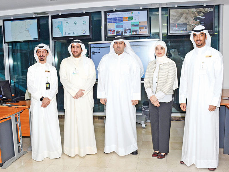 العتيبي والبغلي خلال زيارة «البيئة» وفي استقبالهما الاحمد