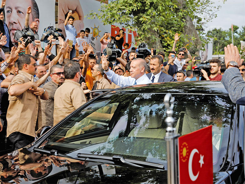 إردوغان يحيي مؤيديه في إسطنبول أمس (رويترز) 
