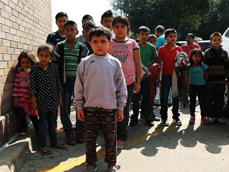 أطفال من هندوراس وغواتيمالا والسلفادور بعد إطلاقهم من مركز ماكالين في تكساس أمس الأول (أ ف ب)