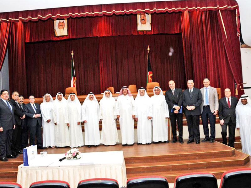 المستشار المطاوعة متوسطاً أعضاء وكلاء ومستشاري المحكمة