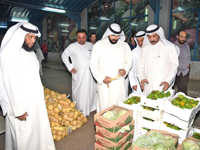 شعيب ورئيس «اتحاد الجمعيات» خلال الجولة