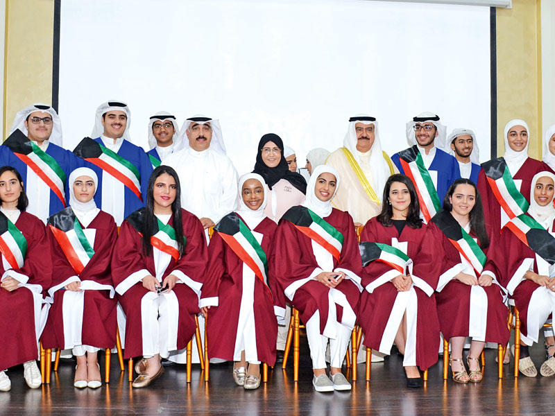 المهنا ومصطفى والخالدي يتوسطون الطلاب والطالبات الفائقين (تصوير ميلاد غالي)