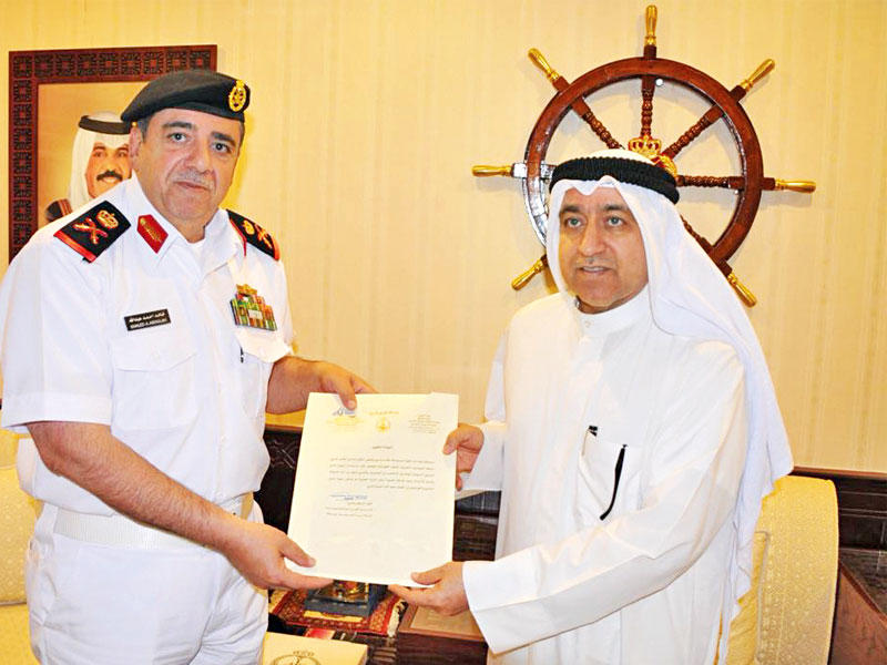 بوشهري يتسلم المسح من مسؤول «الدفاع»