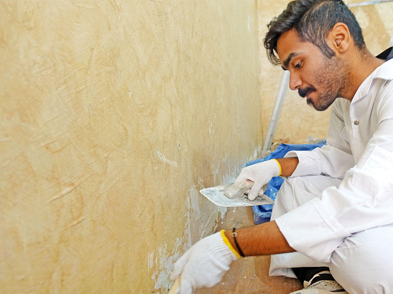 أحد شباب «لوياك» المتطوعين في ترميم منازل الأسر المتعففة