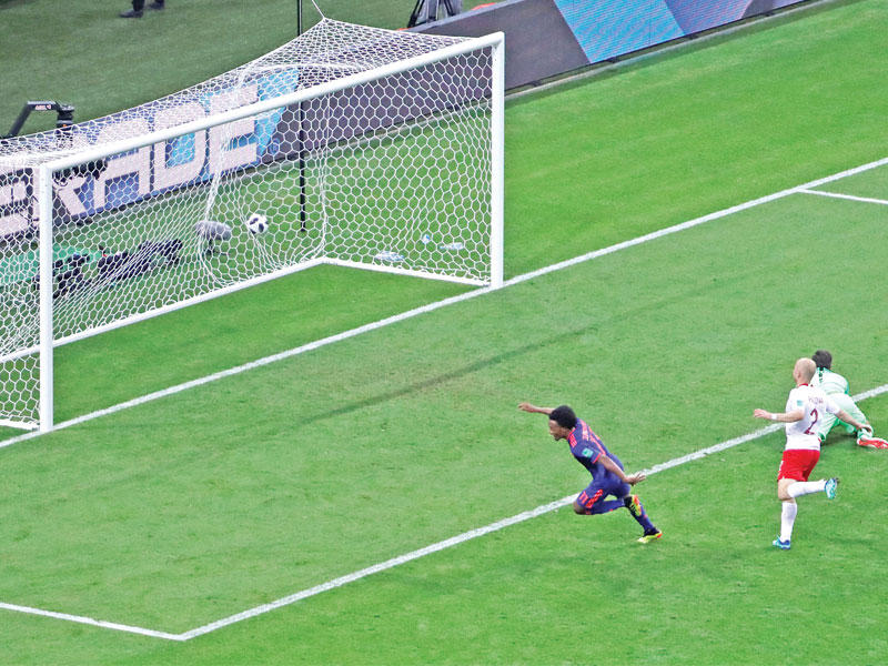 كوادرادو نجم المنتخب الكولومبي يحرز هدفاً في مرمى بولندا