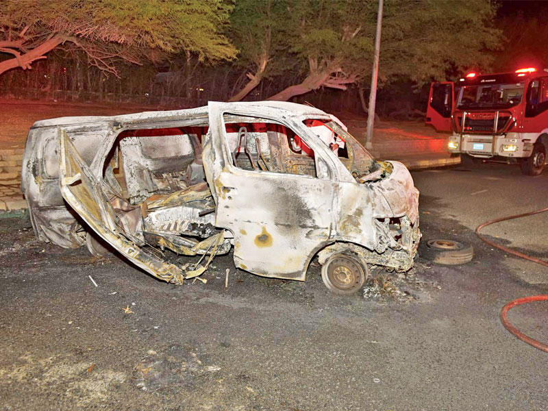 السيارة متفحمة بعد احتراقها