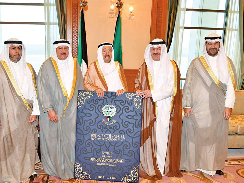 صاحب السمو خلال تسلمه شجرة أسرة آل الصباح أمس