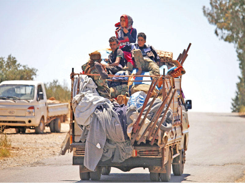 سوريون يفرون من درعا أمس (أ ف ب)