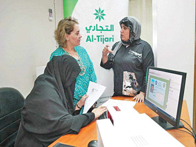 ممثلة «التجاري» في زيارة لنادي البر