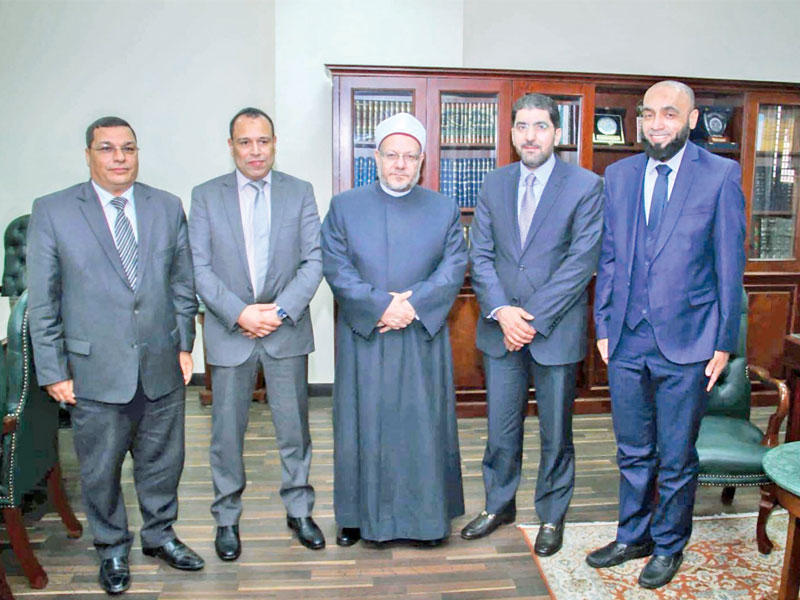 شيخ الازهر مستقبلاً وفد بنك الطعامn