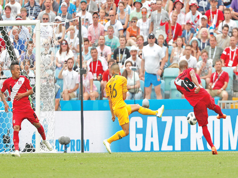 لاعب البيرو أندريه كاريو يسجل الهدف الأول