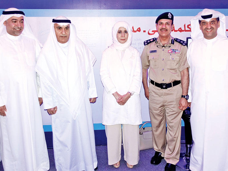 الديين والروضان ومجموعة من قياديي الوزارة خلال افتتاح المعرض 