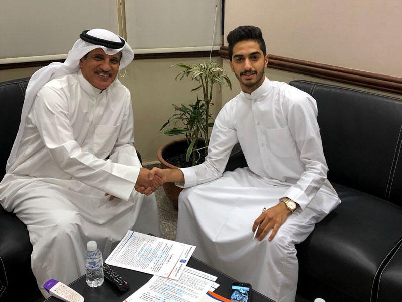 شبيب مصافحا اسعد البنوان رئيس النادي