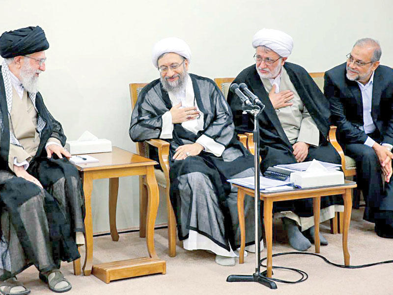 خامنئي مستقبلاً رئيس السلطة القضائية صادق لاريجاني في طهران أمس (ارنا)