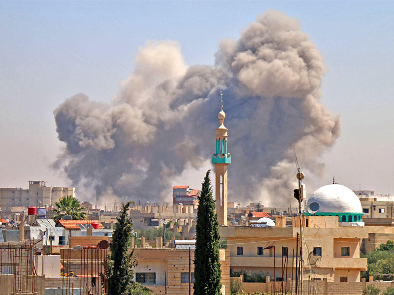 غارة نظامية على بلدة نوى على بعد 30 كلم شمال درعا أمس (أ ف ب)