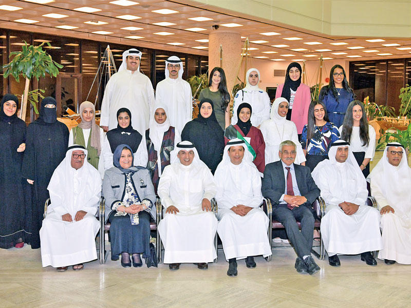 العازمي والأثري والخرافي والإبراهيم وشهاب الدين يتوسطون الطلاب والطالبات الفائقينt(تصوير جورج ريجي)