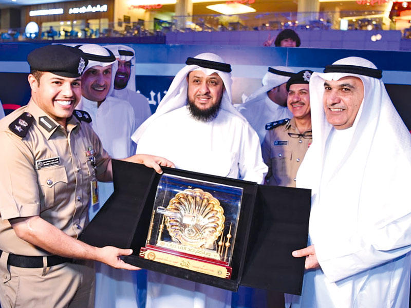 جانب من تكريم المشاركين بالمعرض