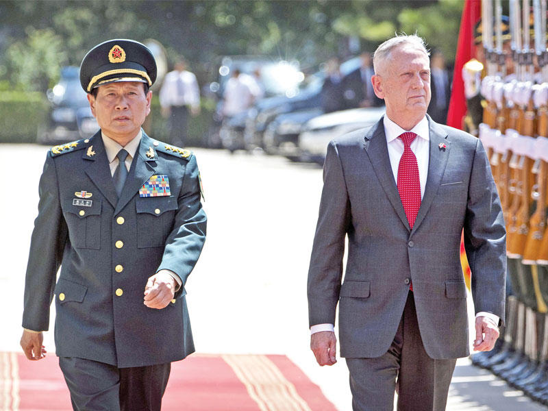 ماتيس ونظيره الصيني في بكين أمس (رويترز)