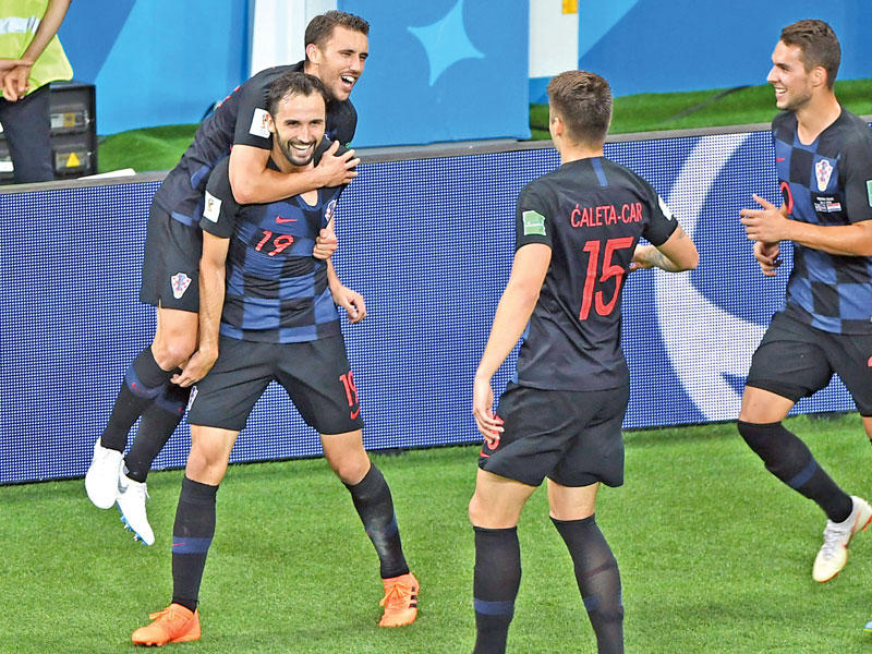 لاعبو المنتخب الكرواتي يحتفلون بالهدف الثاني في مرمى آيسلنداn