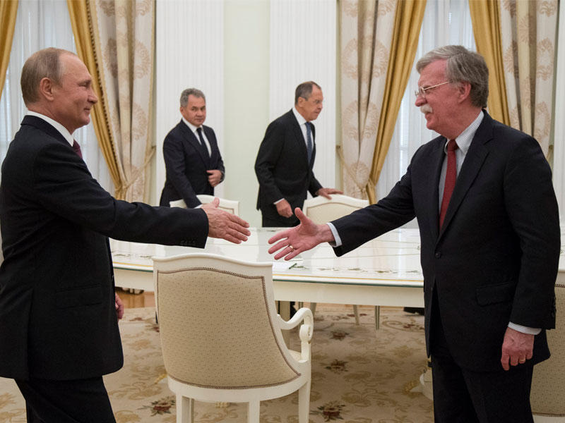 بوتين مستقبلاً بولتون في الكرملين أمس (رويترز)n