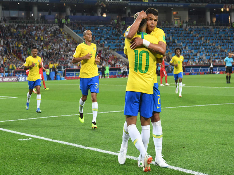 لاعبو المنتخب البرازيلي خلال المواجهة امام صربيا