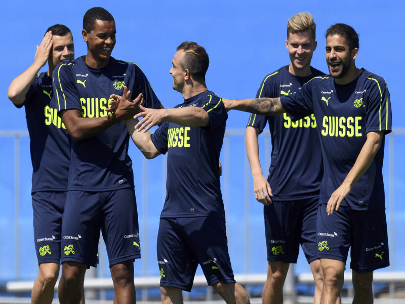 لاعبو المنتخب السويسري خلال التدريبات