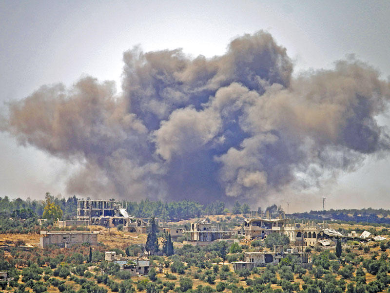 دخان الغارات يغطي سماء درعا أمس (أ ف ب)