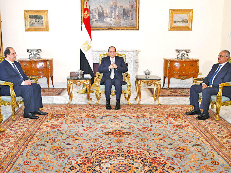 السيسي مجتمعاً بكامل وفهمي في القاهرة أمس (الرئاسة المصرية)