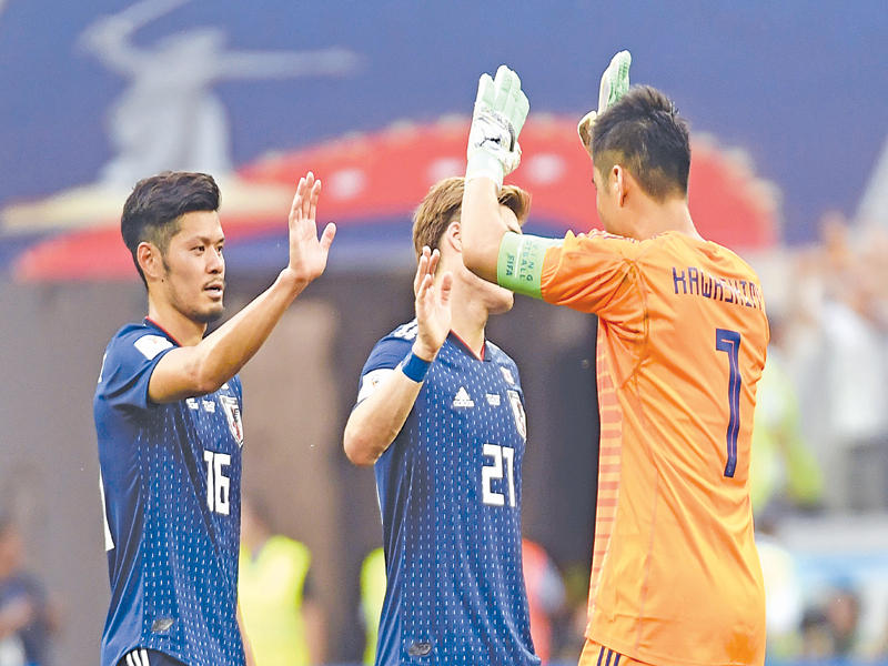 لاعبو اليابان يحتفلون بالصعود