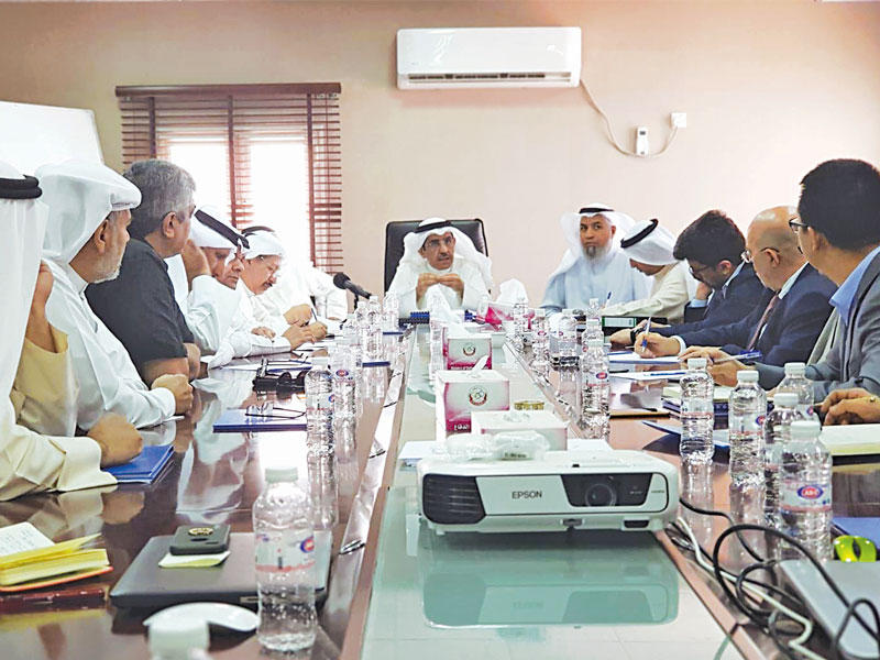 الوقيان خلال الاجتماع الدوري مع مقاولي المشاريع