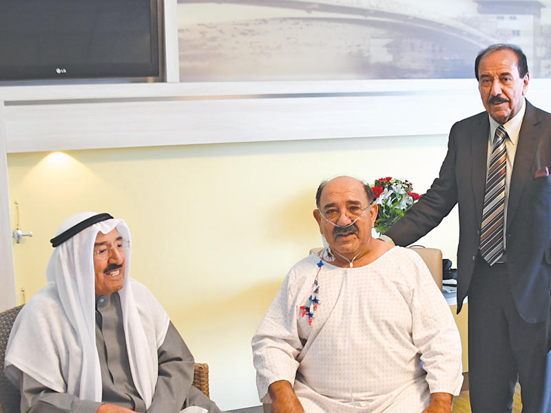الأمير يطمئن على النائب الأول في المستشفى بألمانيا أمس... ويبدو مبارك جابر الأحمد