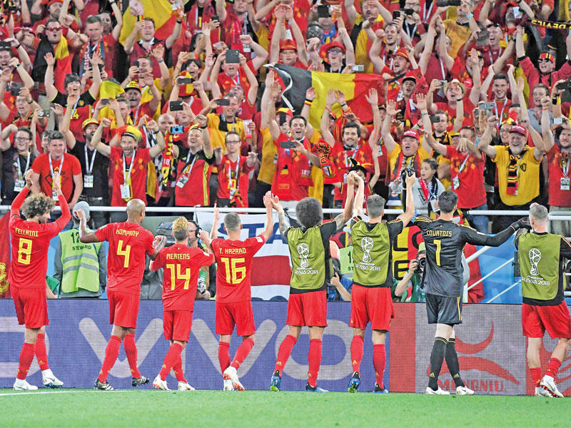 لاعبو بلجيكا يحتفلون مع الجماهير بعد المباراة 