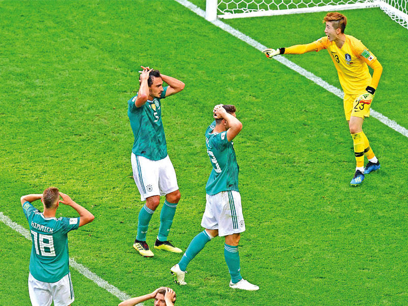 الحسرة واضحة على لاعبي المنتخب الألماني بعد الهزيمة من كوريا 