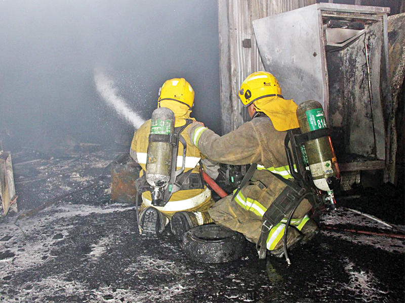 عنصرا إطفاء خلال إخماد الحريق